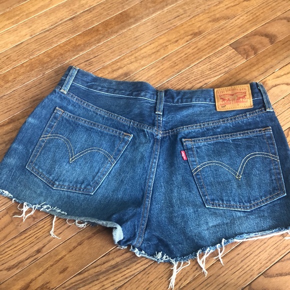 Like new Levi’s 501 Jean shorts - Picture 3 of 6